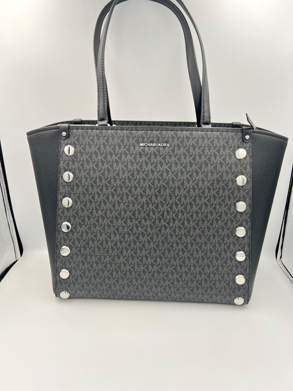 Michael Kors Borse da donna: Michael Kors Tasche black mit silber Knöpfe – Nuovo e nell'imballaggio originale da Wiedlisbach venduto da Sistershop