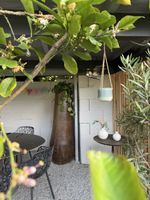 2 dekorative Bodenvasen aus Palmenholz