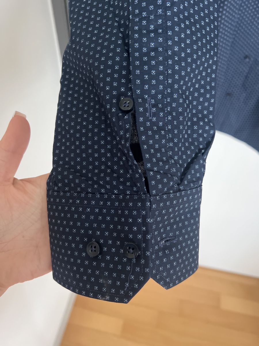 Hemden: Elegantes Herrenhemd, Grösse L, Dunkelblau mit Muster – Neu (gemäss Beschreibung) aus Biel/Bienne von RO19 3