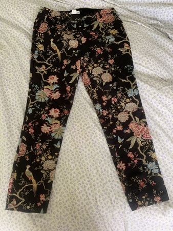 Schwarze Hose mit Blumenmuster, Größe M – Perfekt für den 