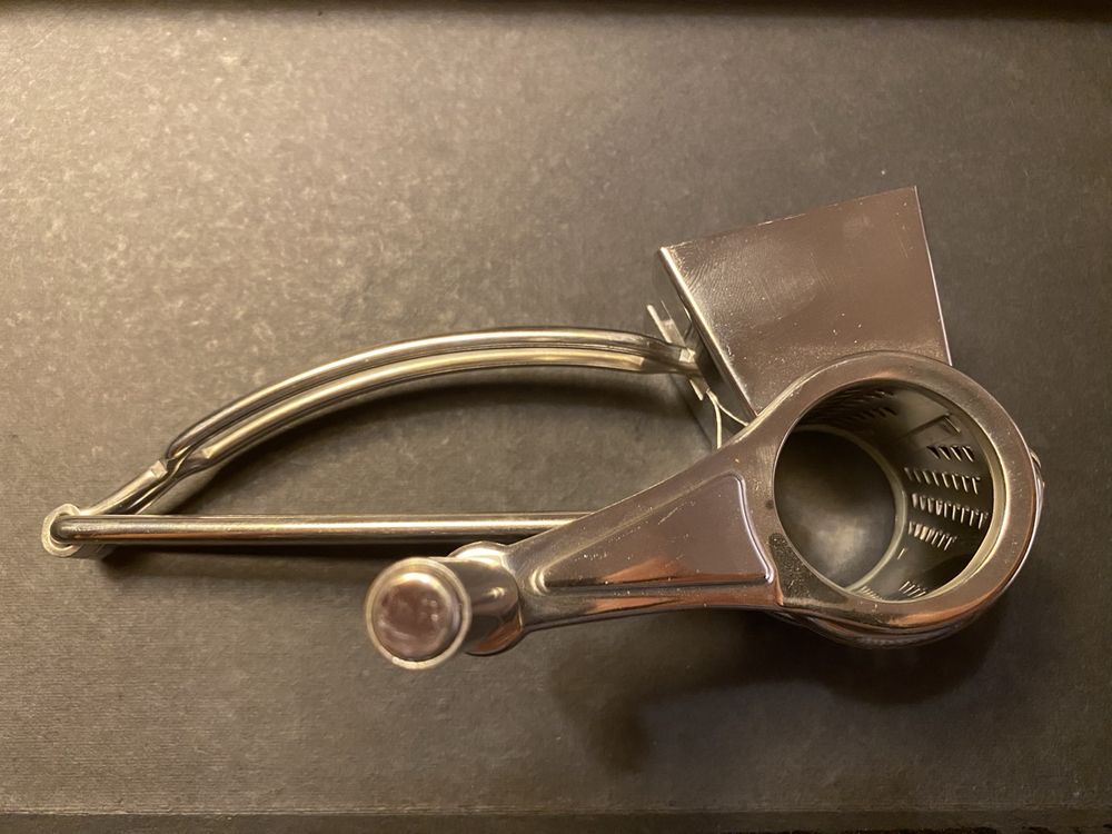 Robuste Käsereibe Aus Edelstahl – 13,2 X 5,6 Cm Klinge, Mit Gummigriff (rot), Für Gemüse, Käse, Zitrone