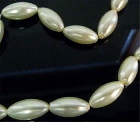 Perle (finte): Glasperle oval  elfenbeinfarbig  16x8mm – Nuovo (secondo la descrizione) da Alpnachstad venduto da perlengaby