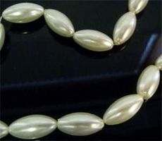 Glasperle oval  elfenbeinfarbig  16x8mm