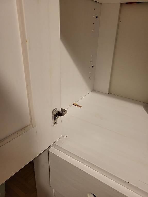 Armadi: Weisser Holz-Kleiderschrank – Usato da Adliswil venduto da Swiss_Coolio 1