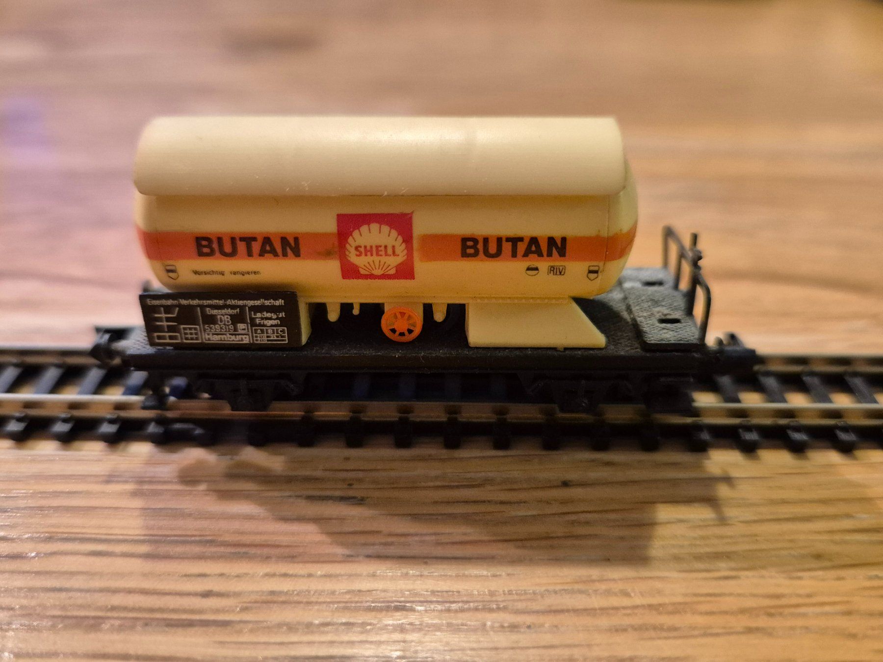 Rapido Modelleisenbahnen: Spur N Tankwagen Shell Butan Rapido – Gebraucht aus Glattfelden von ehschenker 1