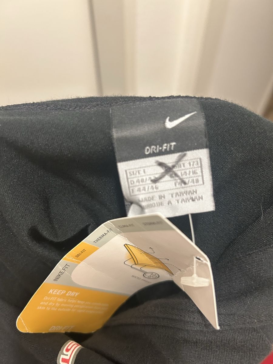 Nike Top: Nike Studio Black One Shoulder Top, Size Large NWT – Nuovo e nell'imballaggio originale da Zürich venduto da sel_tvq7 1