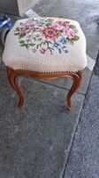 Antiker Hocker Holz mit Blumenstickerei gepolstert