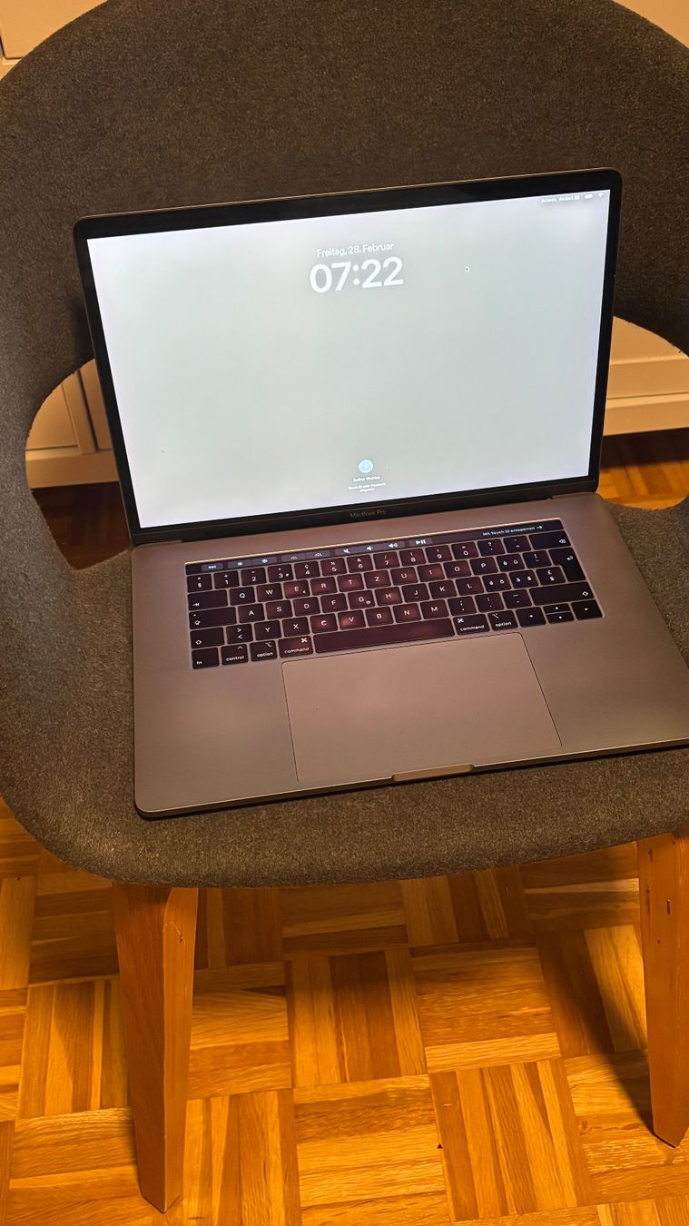 Apple MacBook Pro Retina 15 inch Touch Bar/ a1707 / Intel Core i7 2.9 GHz 4core / RAM 16 GB / 500 GB ssd /Radeon Pro 4 GB / Tastiera QWERTY US/ (Reconditionné