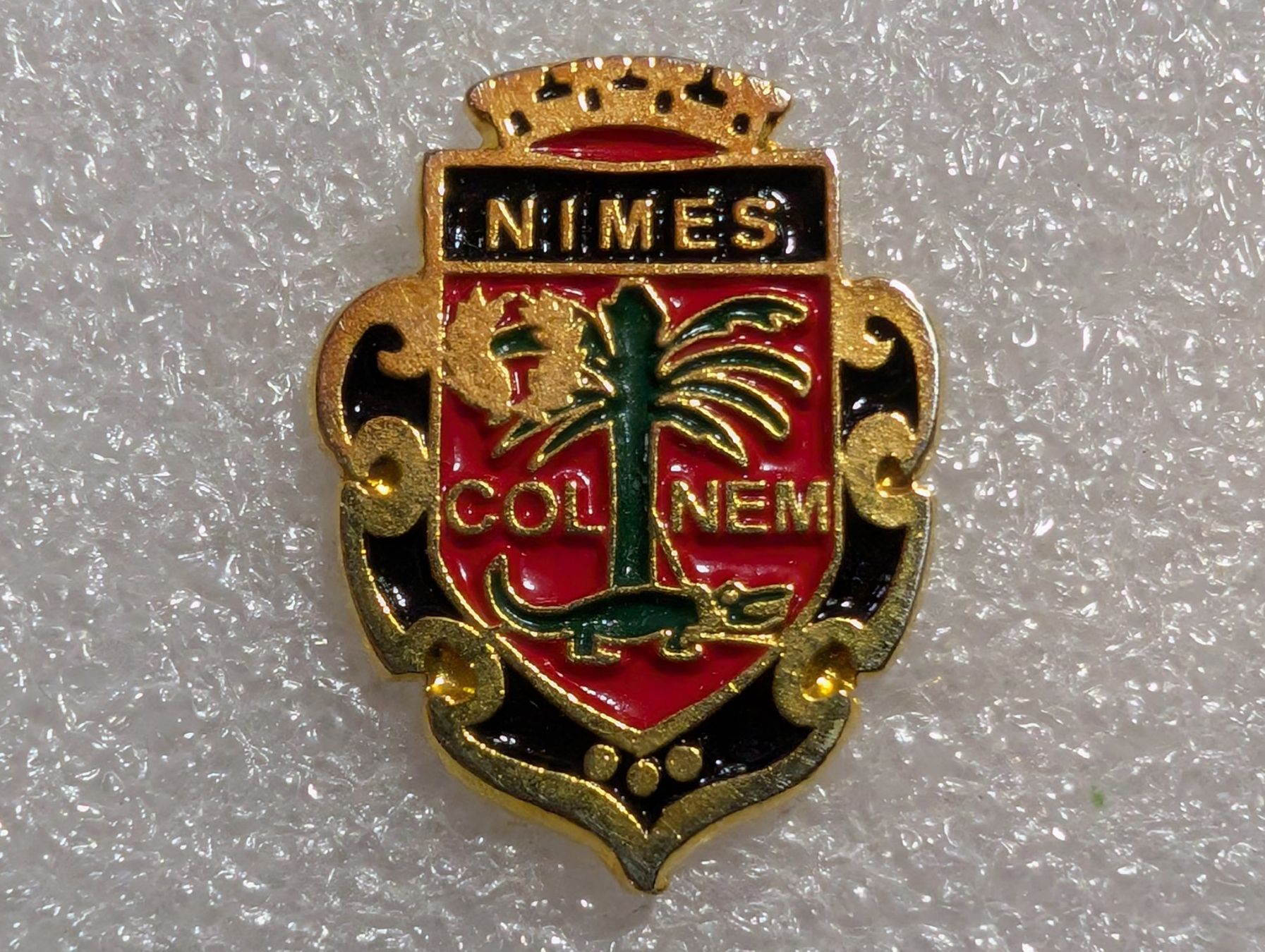 Placchette & Badge: Ansteckpin 282: Nimes – Usato da Oppligen venduto da Pin-Fall-Shop