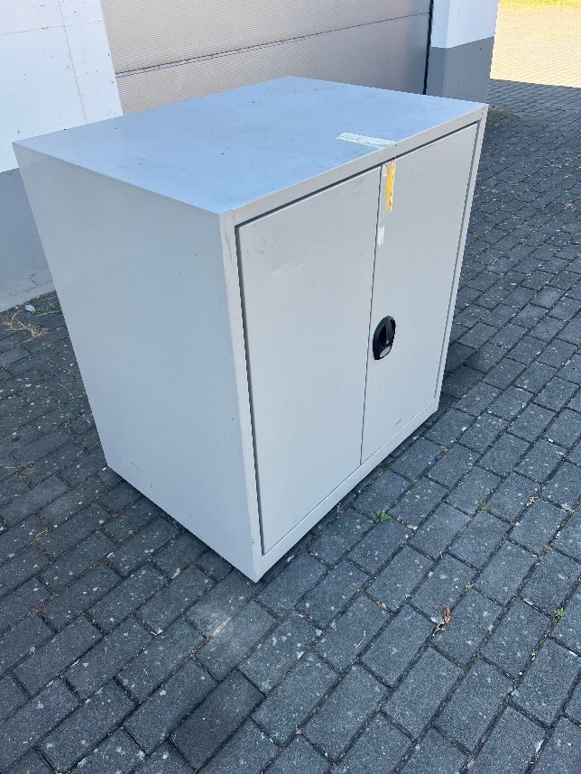 Armadi: Une armoire métallique – Usato da Russy venduto da Guenefle