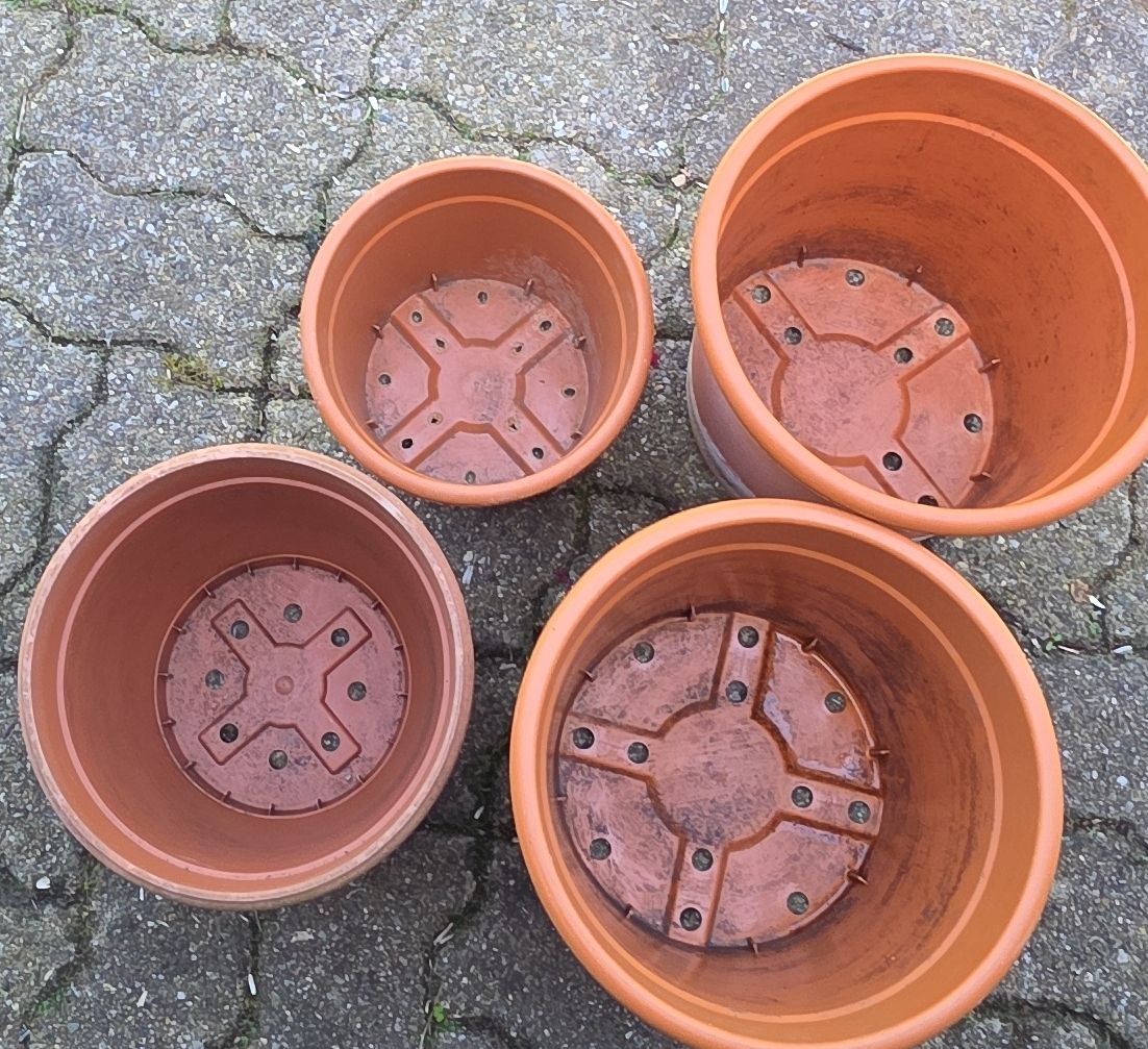 Vasi per fiori: Set of 4 Plastic Plant Pots. – Usato da Hinwil venduto da Ehretstock8