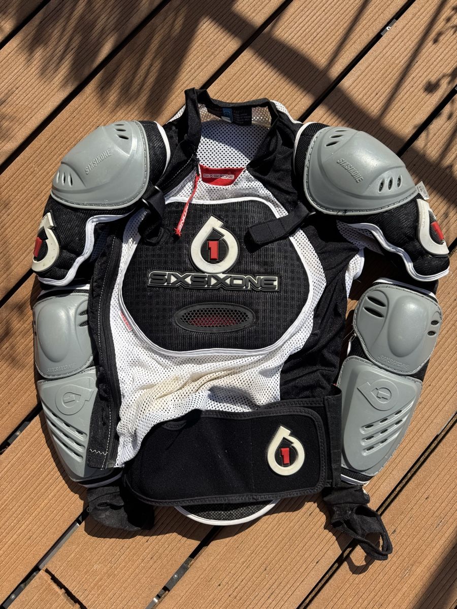Schutz & Schoner: MTB Downhill Panzer Protection – Gebraucht aus Zürich von mat_rw96
