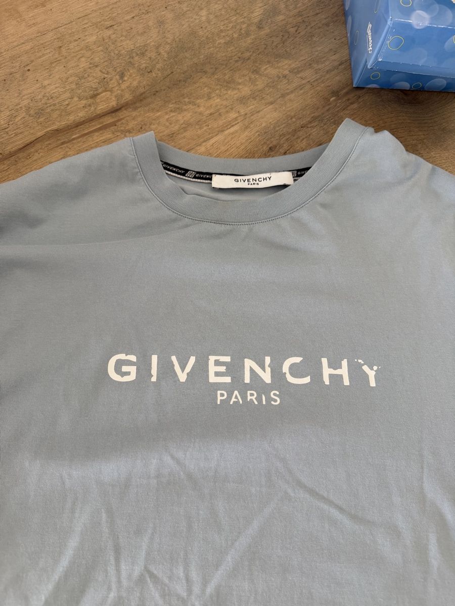 Givenchy T-Shirts: Givenchy T-Shirt Grösse M – Gebraucht aus Neuenhof von PatrickMuff