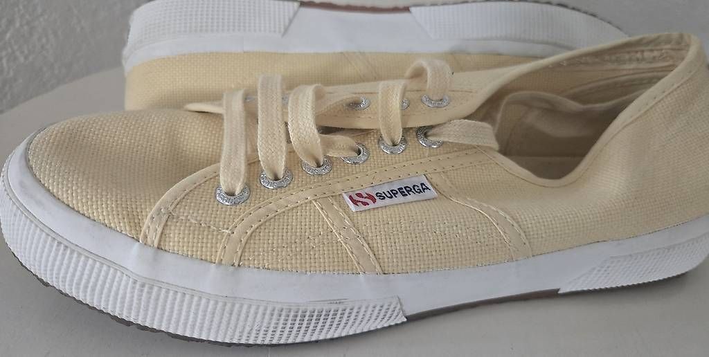Damenschuhe: Superga Sneaker in vanille – Gebraucht aus Pratteln von P.Mohler