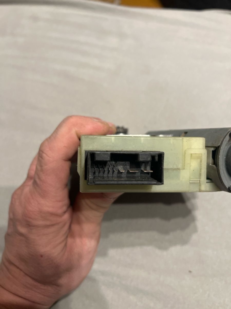 BMW Tutti pezzi di ricambio auto: Bmw E60 Schiebedach motor – Usato da Muri AG venduto da Norci1 2