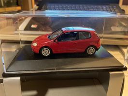 Golf 5. 1/43.  Schuco