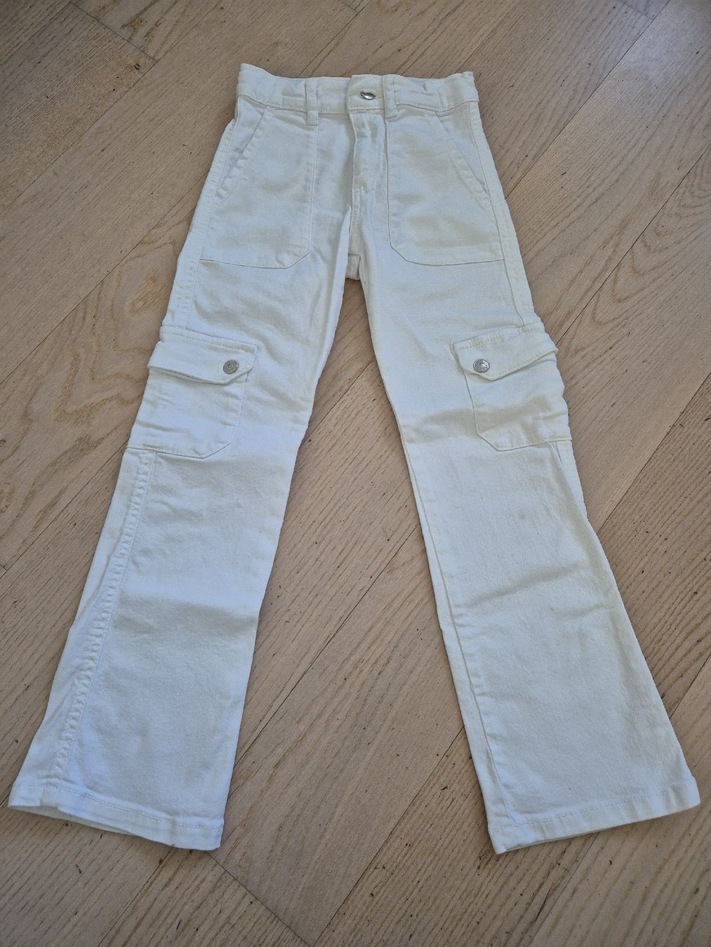 Zara Pantaloni: Zara Mädchen Cargohose weiss Gr. 128 – Usato da Aeugst am Albis venduto da miizli