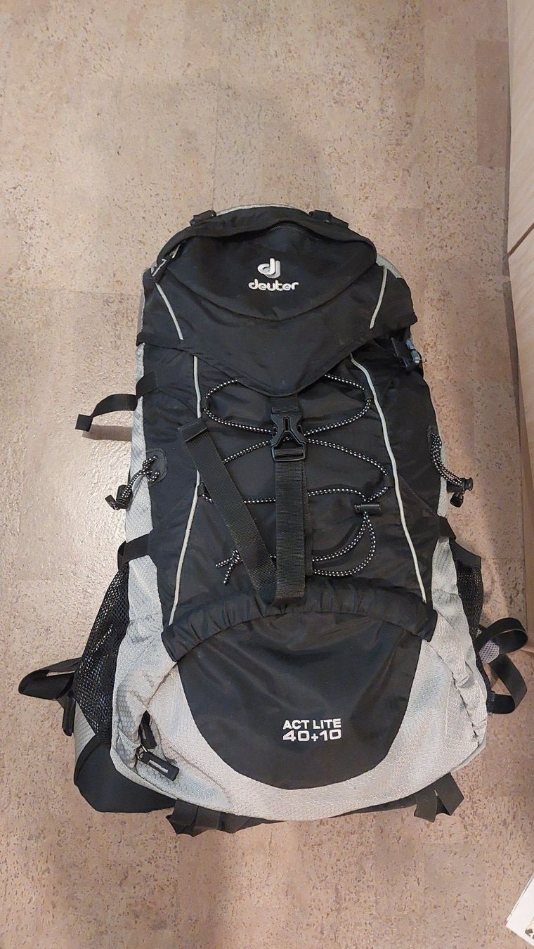 Deuter Rucksäcke: Deuter Wanderrucksack Act Lite 40 + 10 – Gebraucht aus Visp von WinWin247