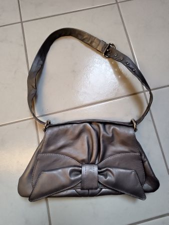 Coccinelle Handtasche, Schleife, silber- grau neuwertig