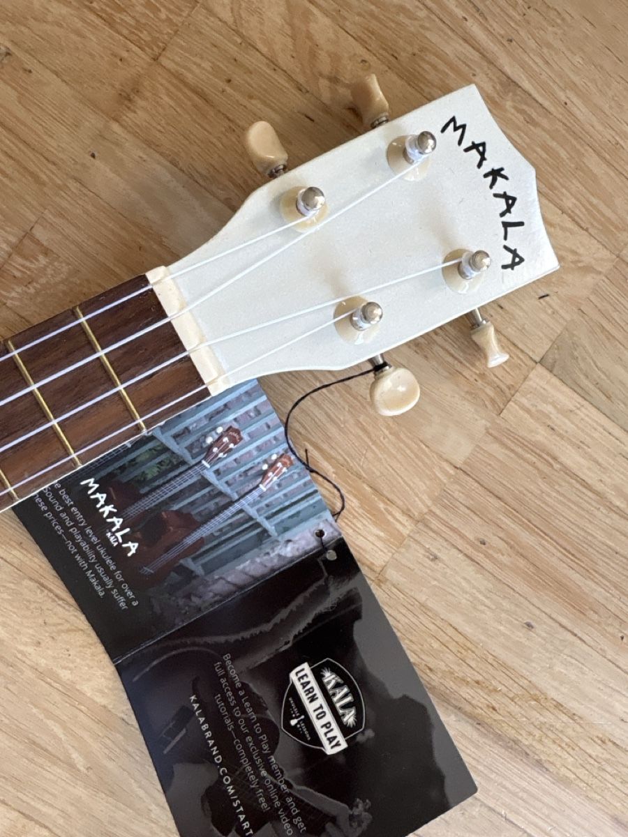 Musikinstrumente: Makala Ukulele White Soprano Shark Model New – Neu (gemäss Beschreibung) aus Nyon von Iamher 4