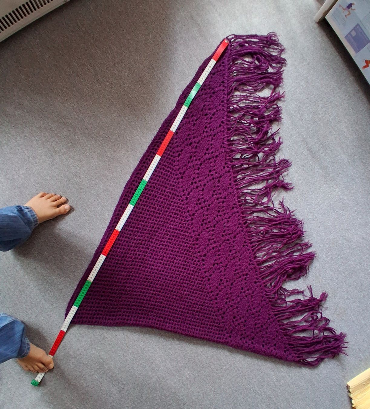 Foulard & Sciarpe: Grosser handgestrickter violetter Schal mit Fransen – Usato da Wald ZH venduto da e8e 8
