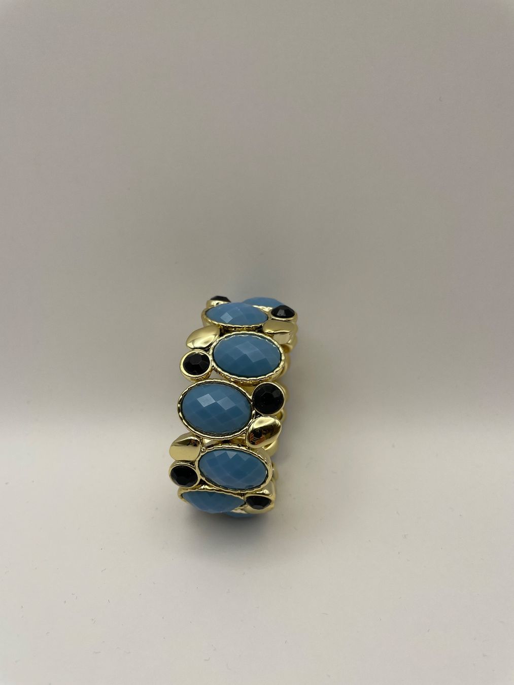 Armbänder & -reifen: Armband mit blauen Steinen, goldfarben – Gebraucht aus Auenstein von moin. 1