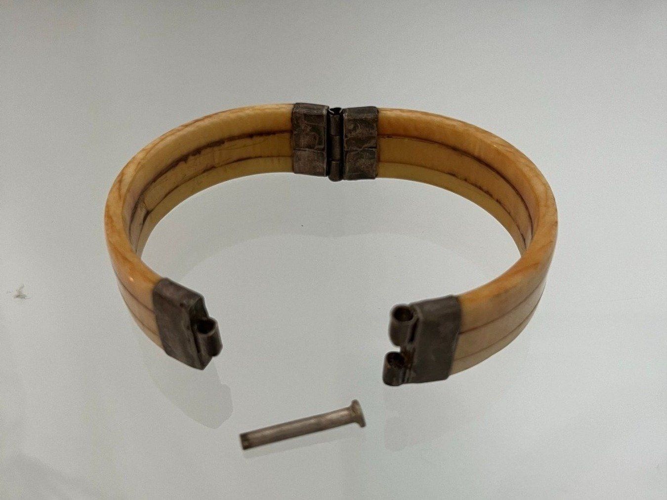 Bracciali & Braccialetti: antikes Armband, Horn, mit Silberverschluss – Usato da Luzern venduto da Lampion 2