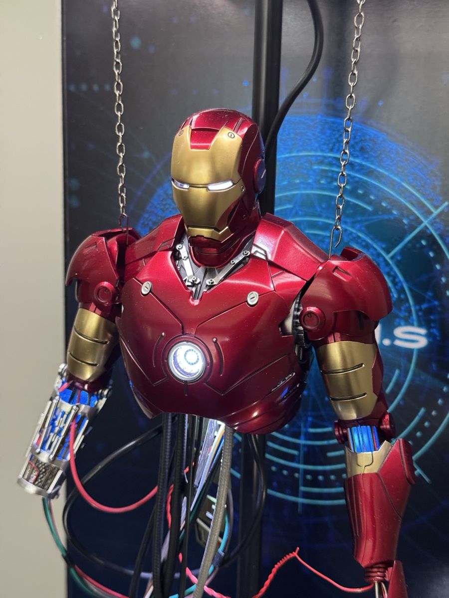 Hot Toys Statuette: Hot Toys Iron Man mit Showcase – Nuovo (secondo la descrizione) da Safenwil venduto da marchaui 5