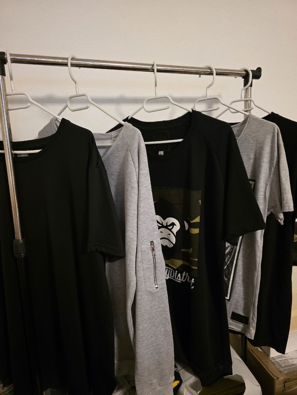 Lotti di vestiti: Lots de t shirt et pull neuf en taille L – Nuovo (secondo la descrizione) da Vevey venduto da ros2
