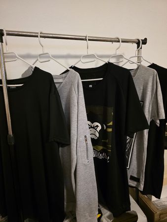 Lots de t shirt et pull neuf en taille L