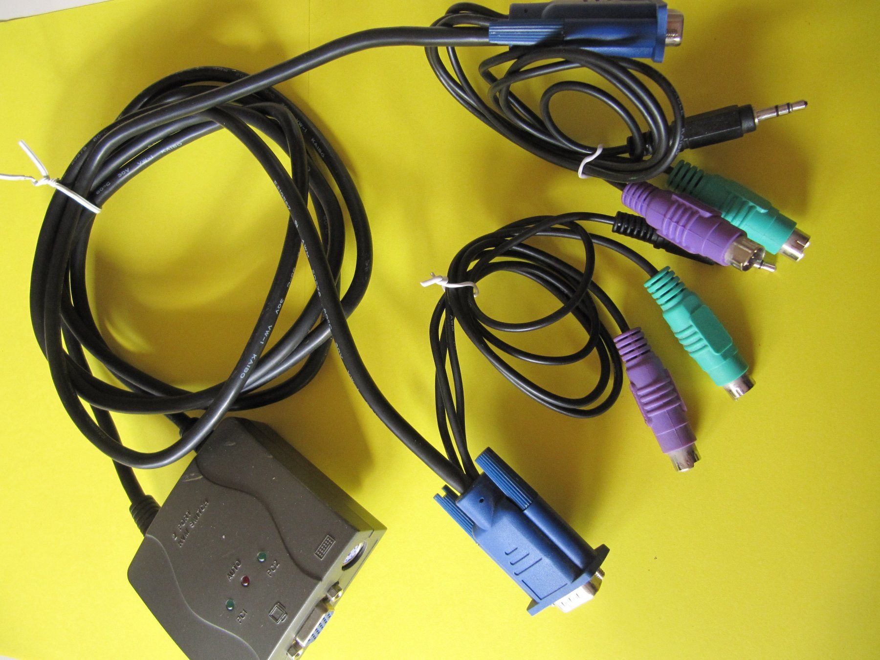 Laufwerke & Adapter: 2 Port KVM SWITCH  # T 7 – Gebraucht aus Basel von Kuba2