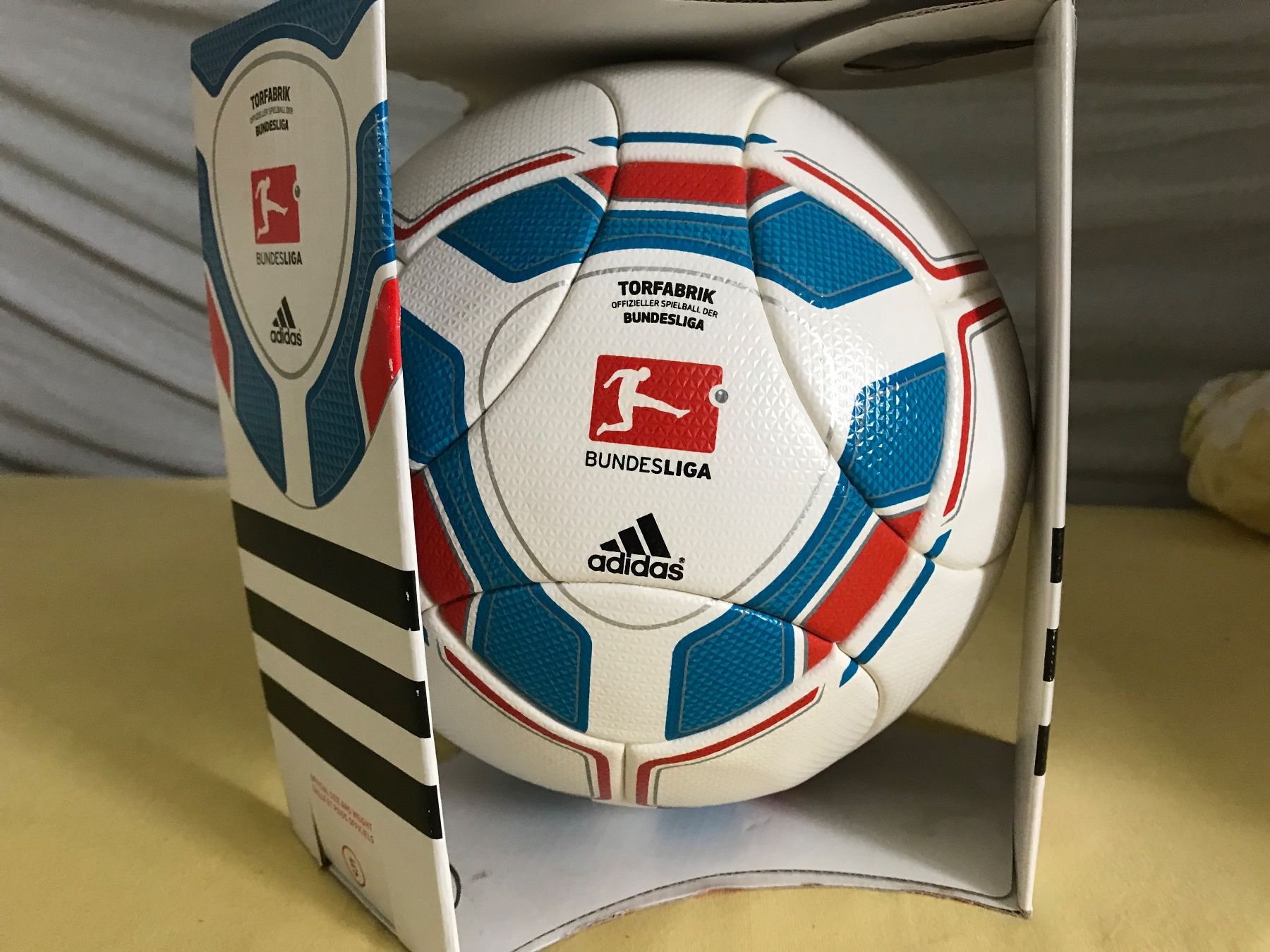 Adidas Palloni: Adidas Matchball, Torfabrik, defekt. – Nuovo e nell'imballaggio originale da Glis venduto da 1Hector1