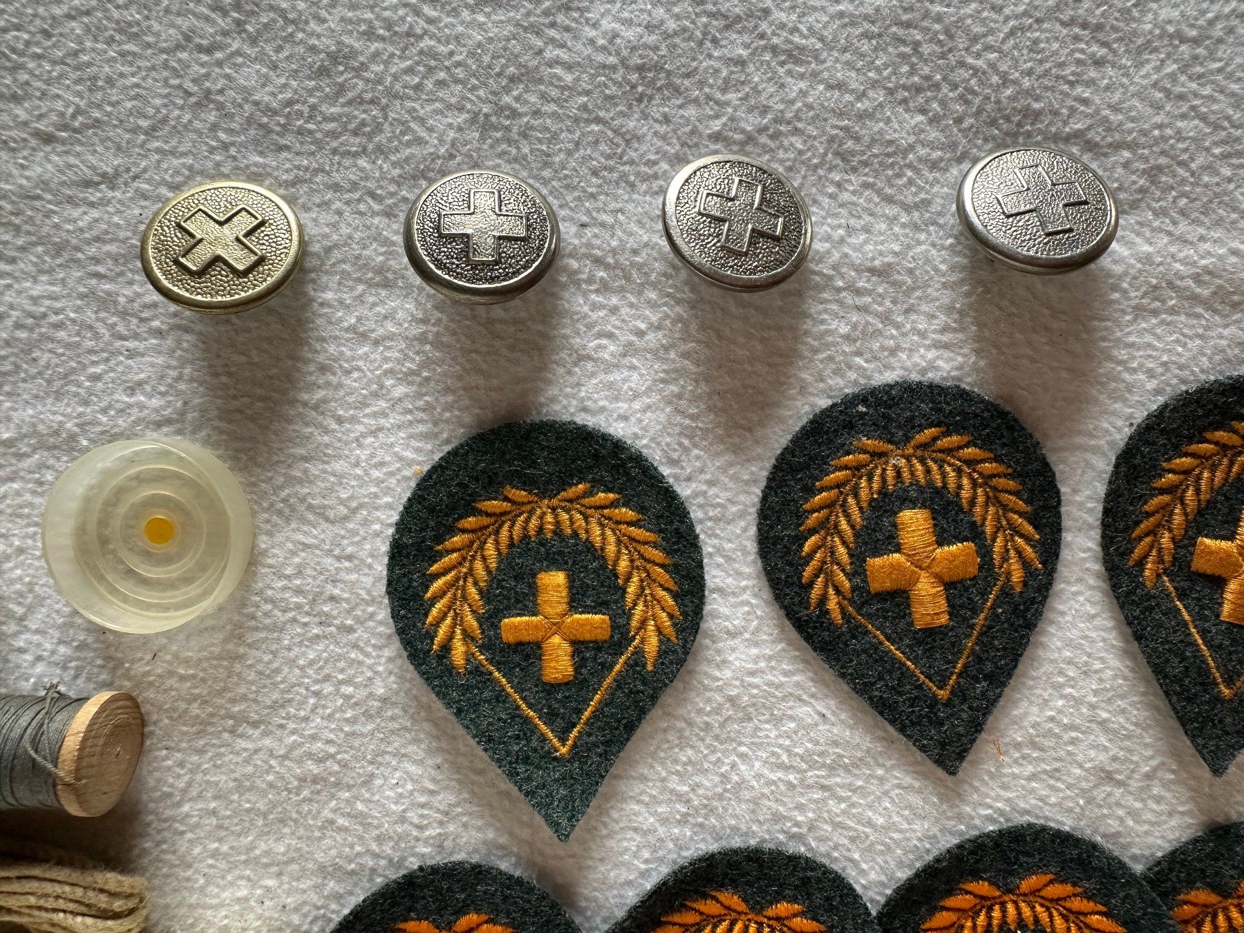 Schweizer Armee Placchette & Badge: Insignes et boutons militaires – Usato da Ste-Croix venduto da mjmg 3