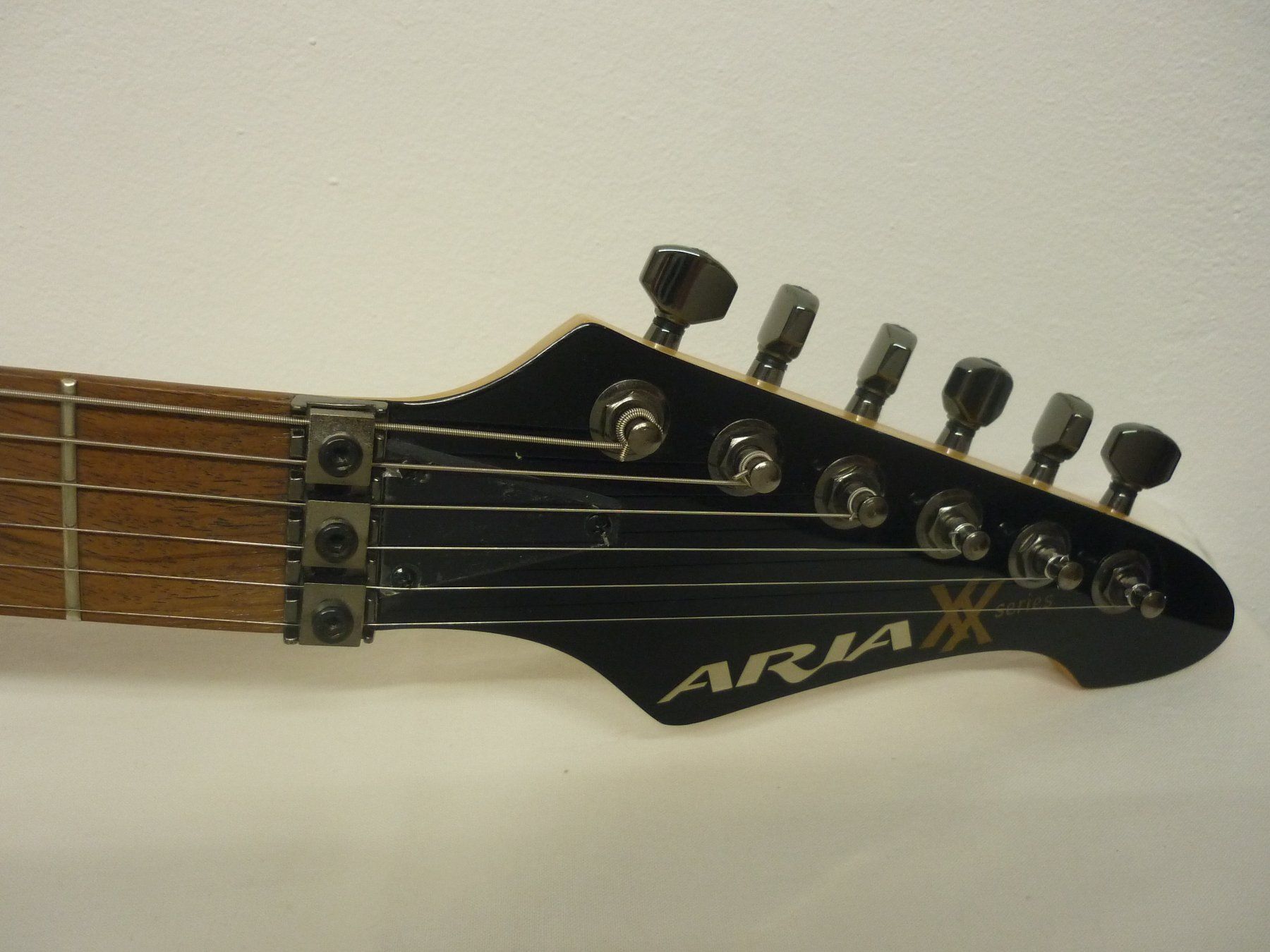 Strumenti musicali: E-Gitarre ARIA XX Series Flying V – Usato da Maienfeld venduto da John13 7
