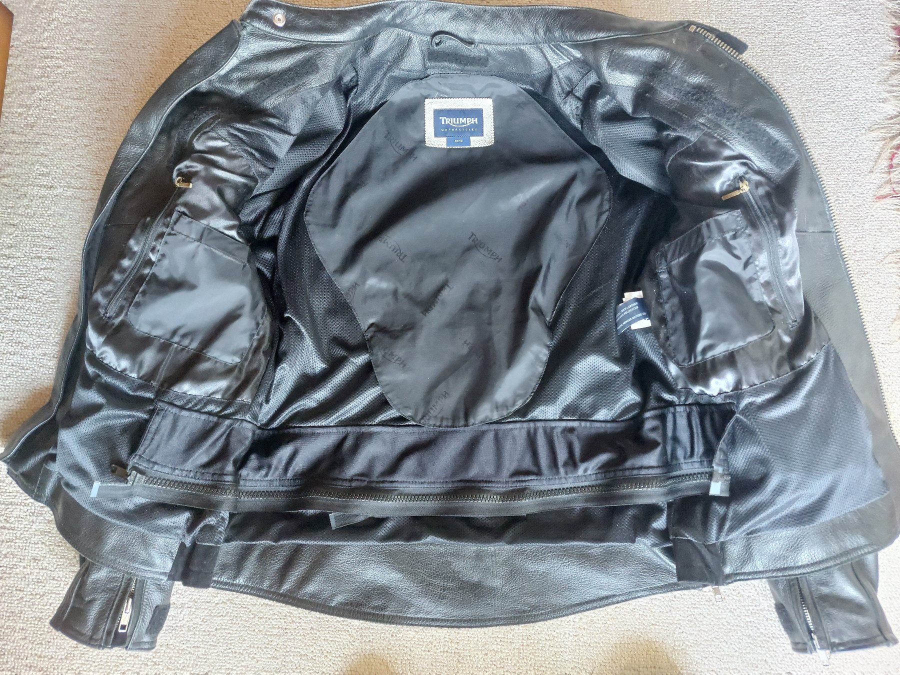 Triumph Giacche: Triumph Motorrad Lederjacke Grösse 42/52 – Usato da Widen venduto da S4L3M 2