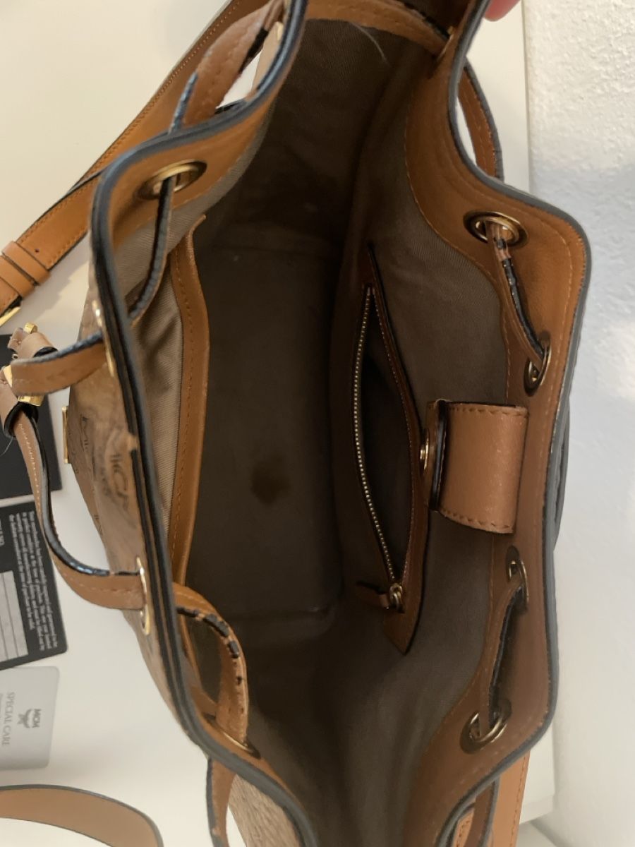 Mcm Borse da donna: MCM Beuteltasche braun Logo Muster gebraucht – Usato da Holderbank AG venduto da Hallo104 4