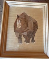 Handgearbeitetes Holz-Intarsienbild Nashorn – gerahmt