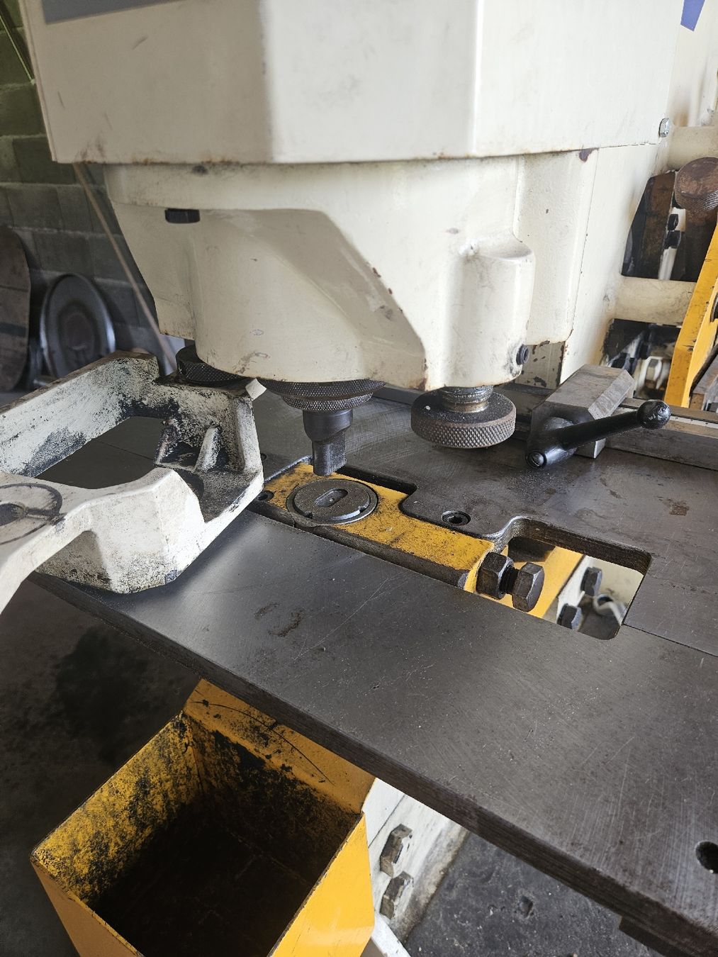 Tutte le macchine: Tafelschere/Stanzmaschine – Usato da Heiligkreuz (Mels) venduto da Chris.P 2