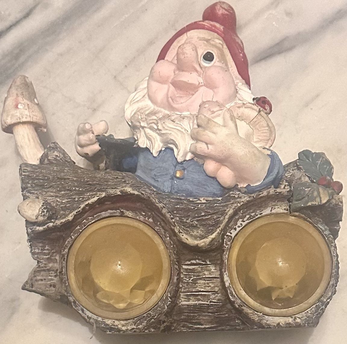 Statuette: Gartenzwerg auf Holzstamm mit Pilzen – Usato da Malters venduto da Gustov