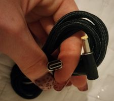 USB-C und DC 5,5 × 2,5 mm Kabel