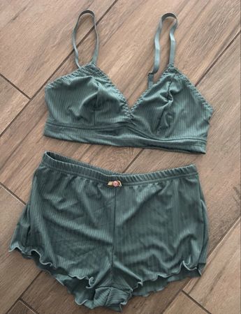 TOP UND SHORTS UNGETRAGEN GRÖSSE S