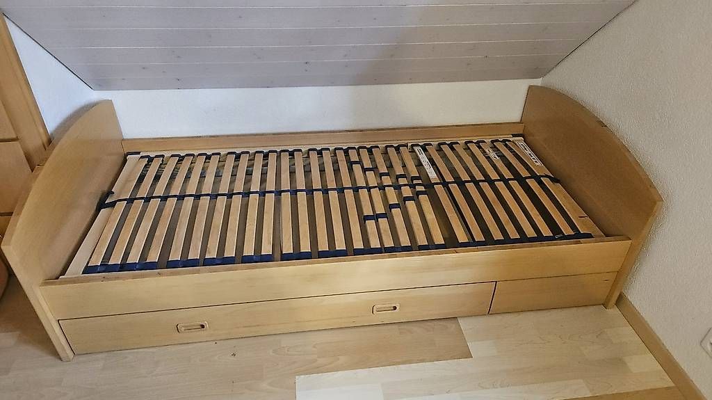 Betten: Ensemble pour chambre avec lit, bureau, table de nuit. Hêtre – Gebraucht aus La Tour-de-Treme von Vincentg 2
