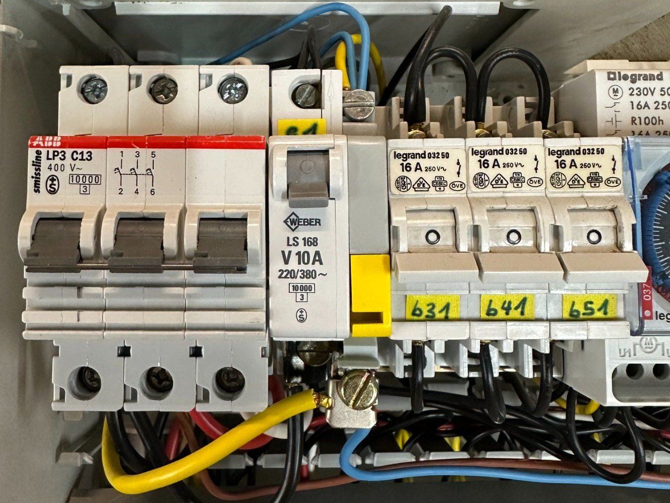 Componenti elettronici: Steuerkasten Elektrik div. Komponenten, Elektronik Bauteile – Usato da Luzern venduto da Lager6640 2