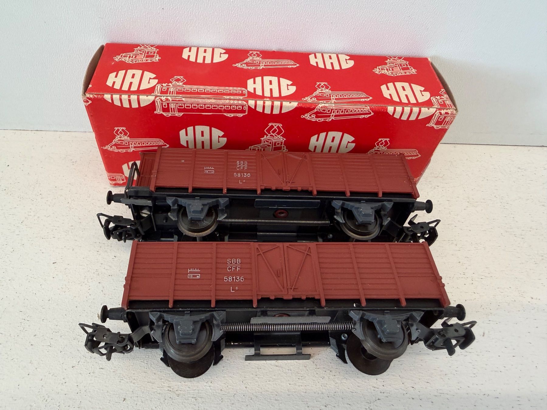 Hag Modelleisenbahnen: 2e Set Hochbord HAG 320 + 340 Güterwagen DC – Gebraucht aus Büsserach von ModellbahnDepot