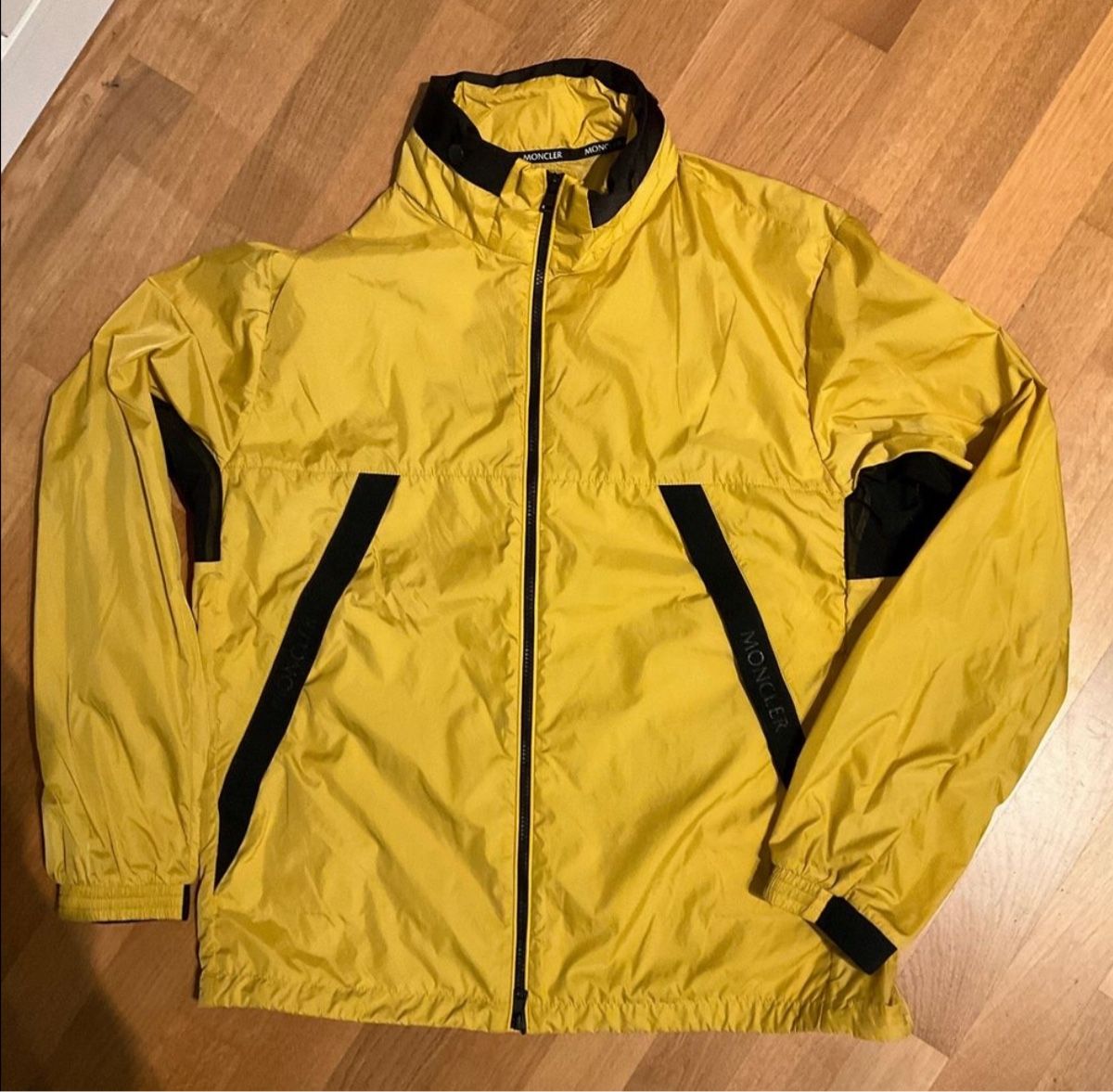 Moncler Giacche: Coole Moncler Jacke – Usato da Niedergösgen venduto da Lifestyle-85