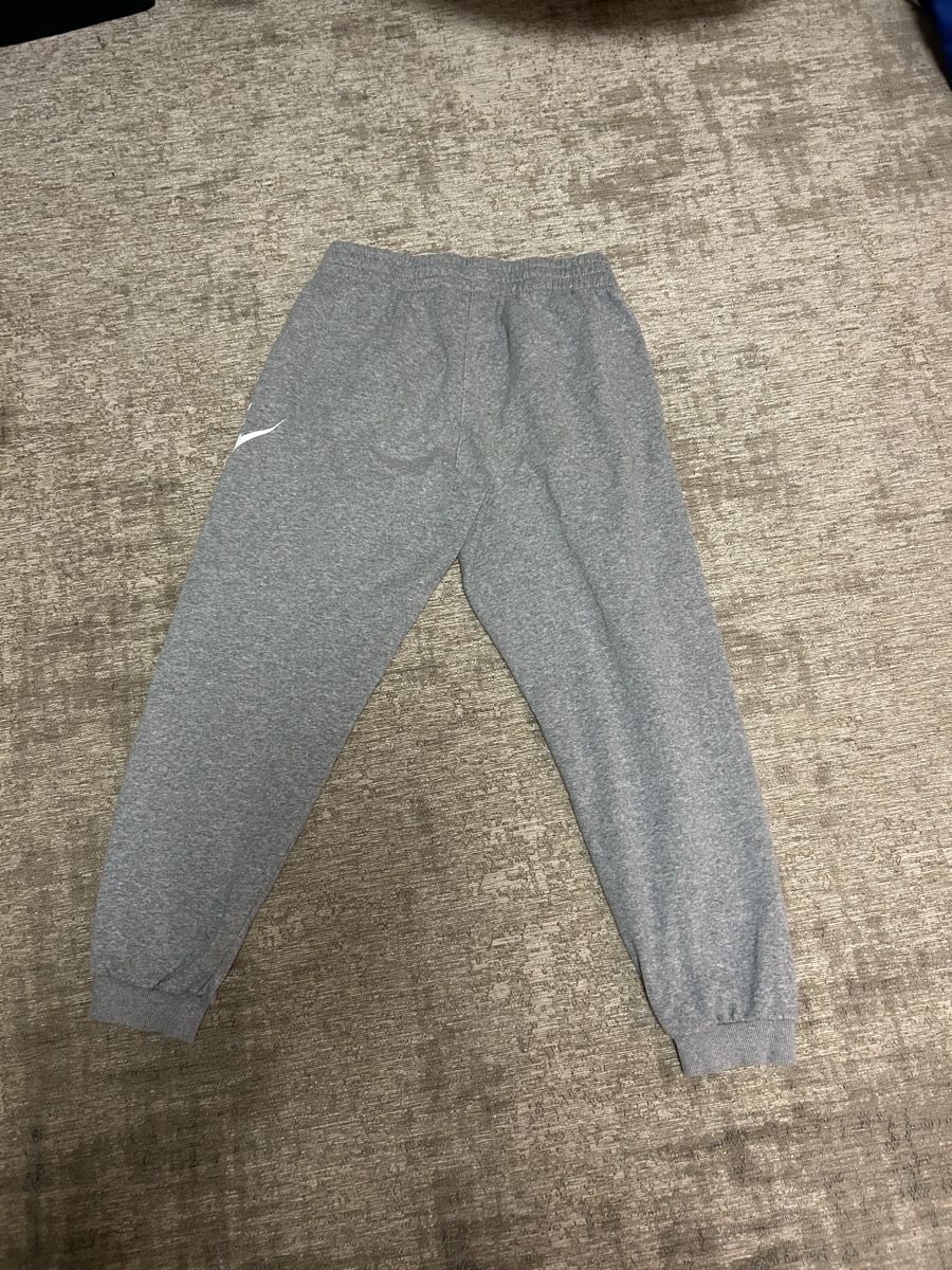 Nike Hosen: jogging Nike gris, taille 158-170 – Gebraucht aus St-George von elena27 1