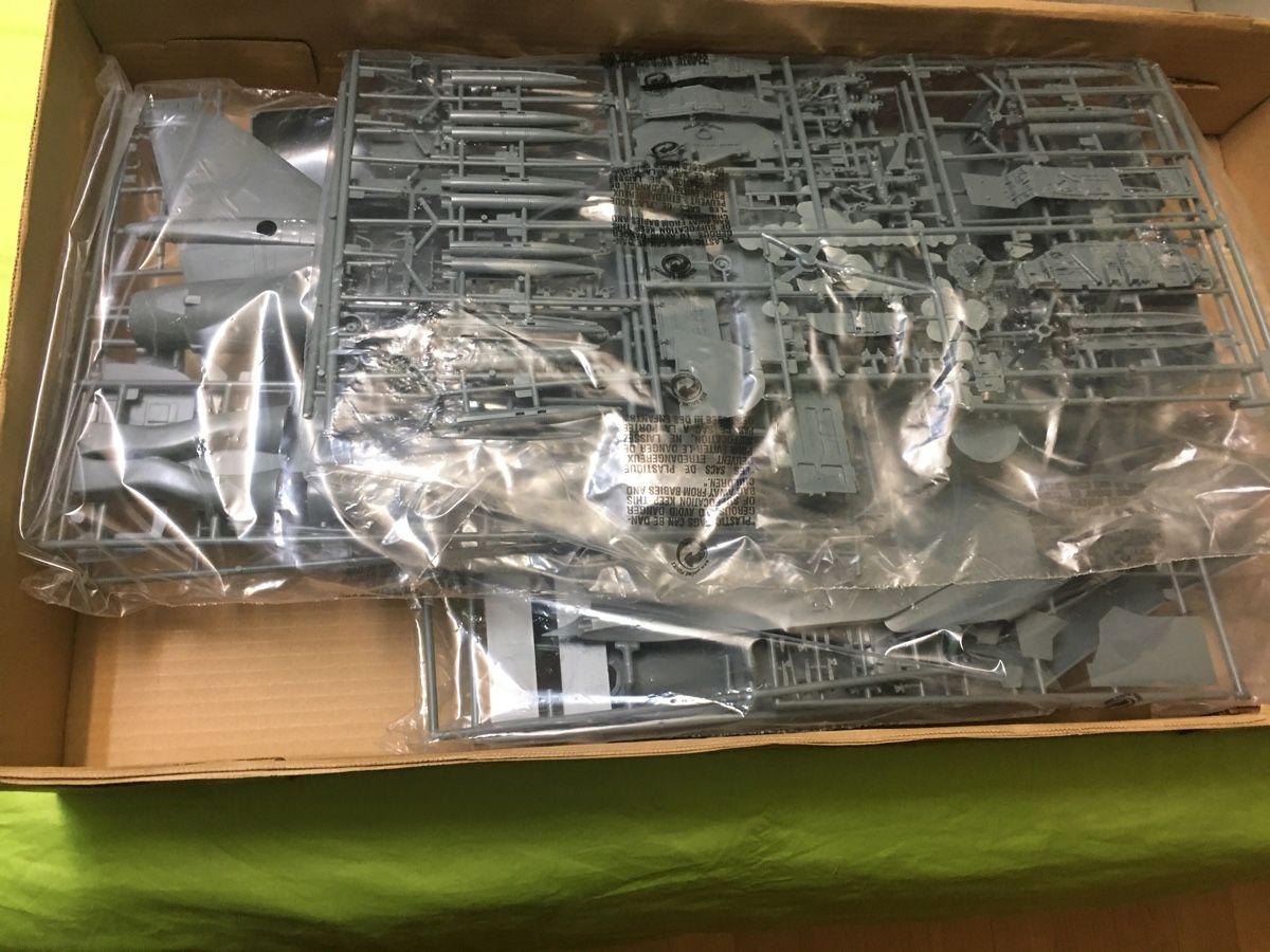Kit di modellismo & Modellini statici: Bausatz B1 Bomber 1/48 mit Zurüstteilen – Nuovo (secondo la descrizione) da Thun venduto da Charrly 2