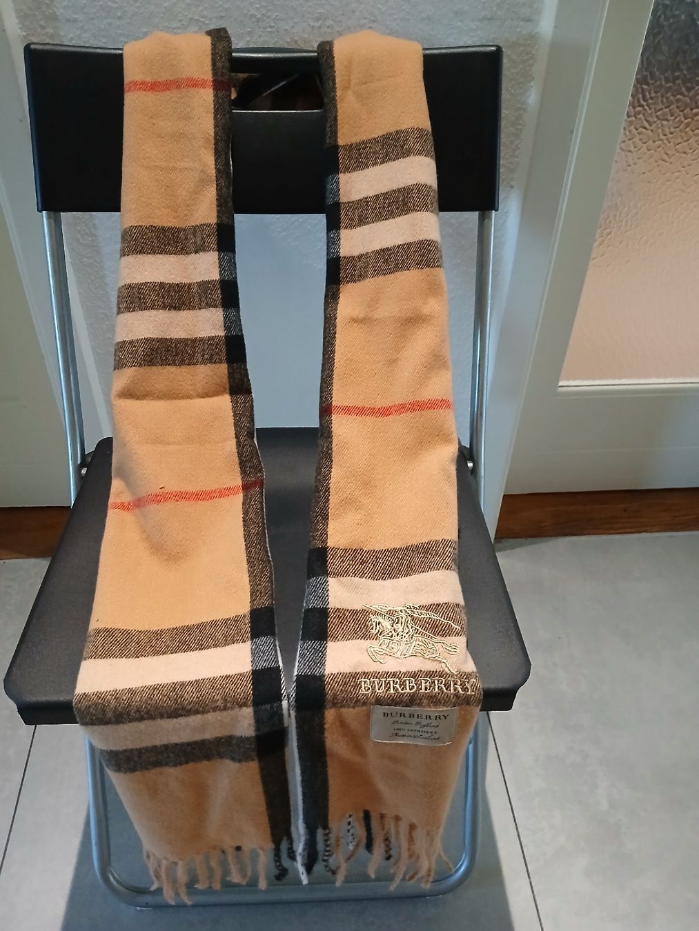 Burberry Foulard & Sciarpe: Écharpe Burberry classique,doux pour la saison – Usato da Renens VD venduto da Kizberg. 3