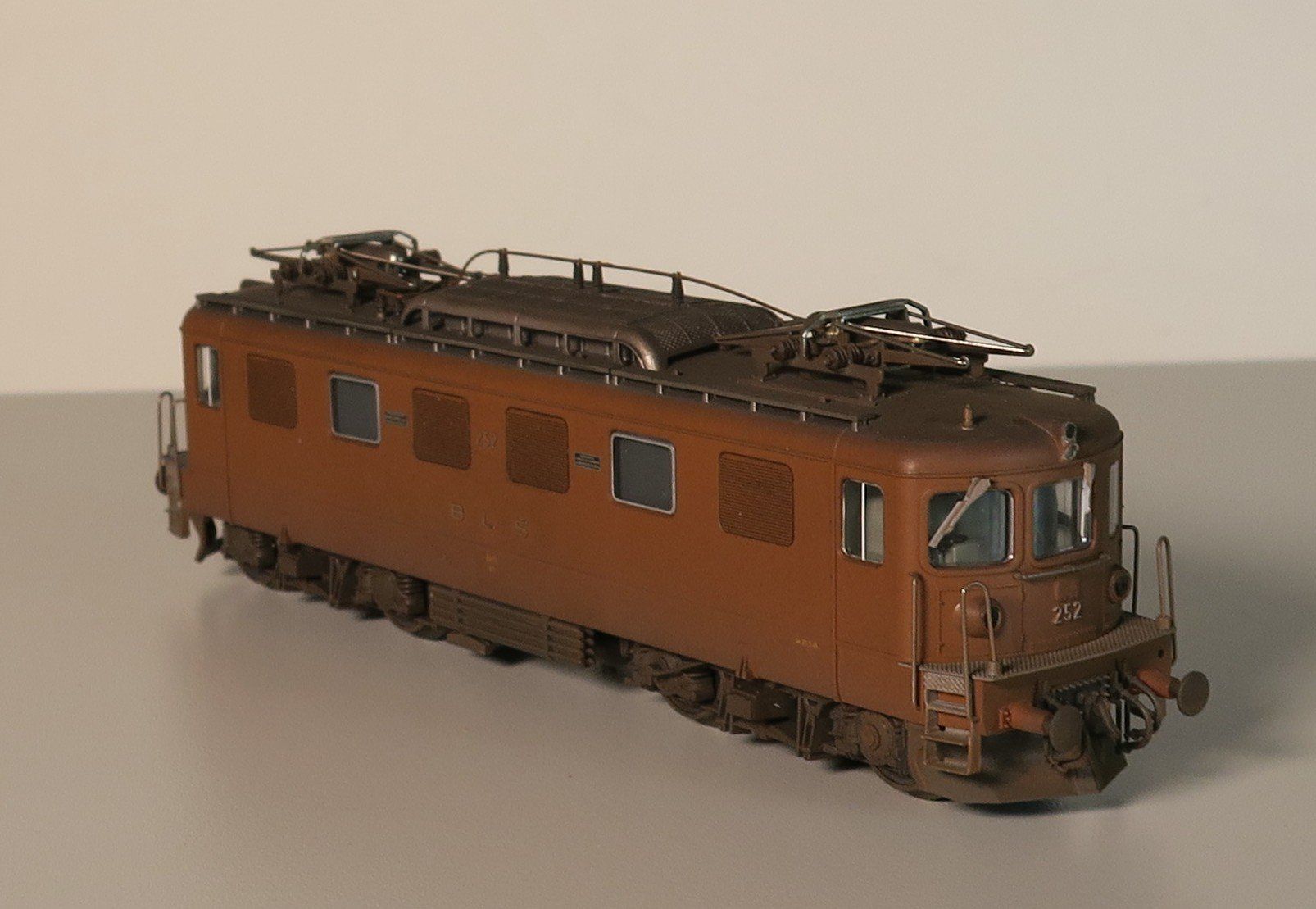 Roco Modelleisenbahnen: Roco 69883 BLS Ae 4/4 252, hellbraun, gealtert, WS – Gebraucht aus Bern von Bantiger2000 4