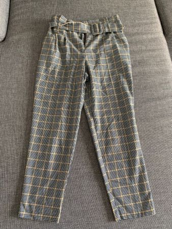 Schöne Stoffhose von petites in Grösse EU 32, US 0, UK 4
